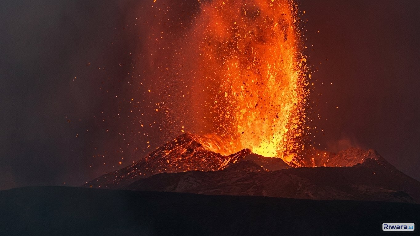 Gunung Anak Krakatau di Selat Sunda kembali mengalami erupsi Minggu 6 September 2026 dinihari WIB